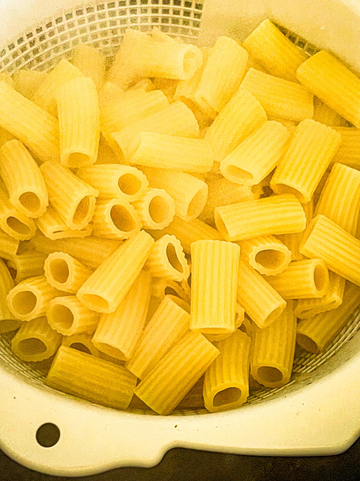Rigatoni cuit dans une passoire.