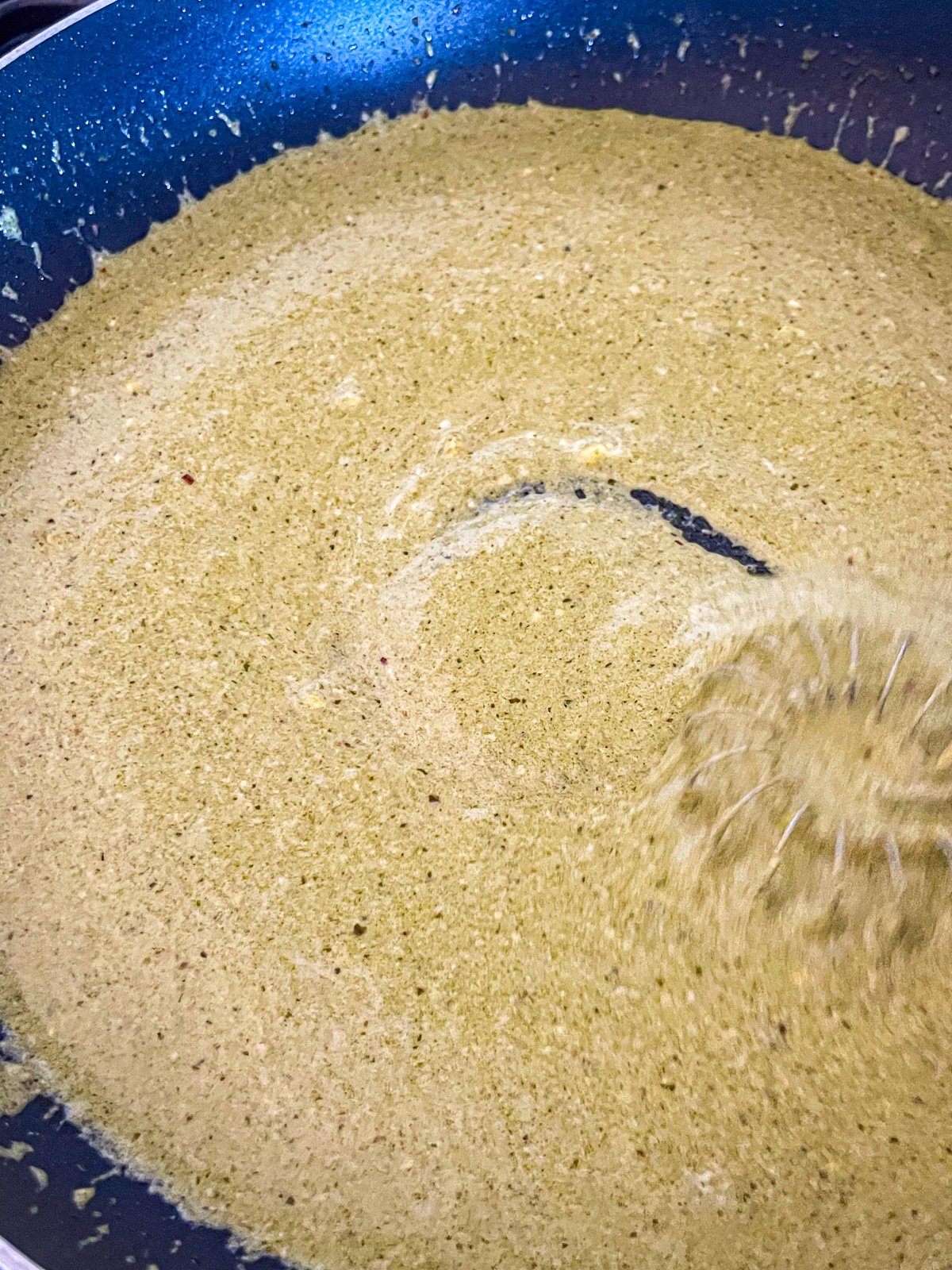 Pesto Sauce fouetter dans une poêle.