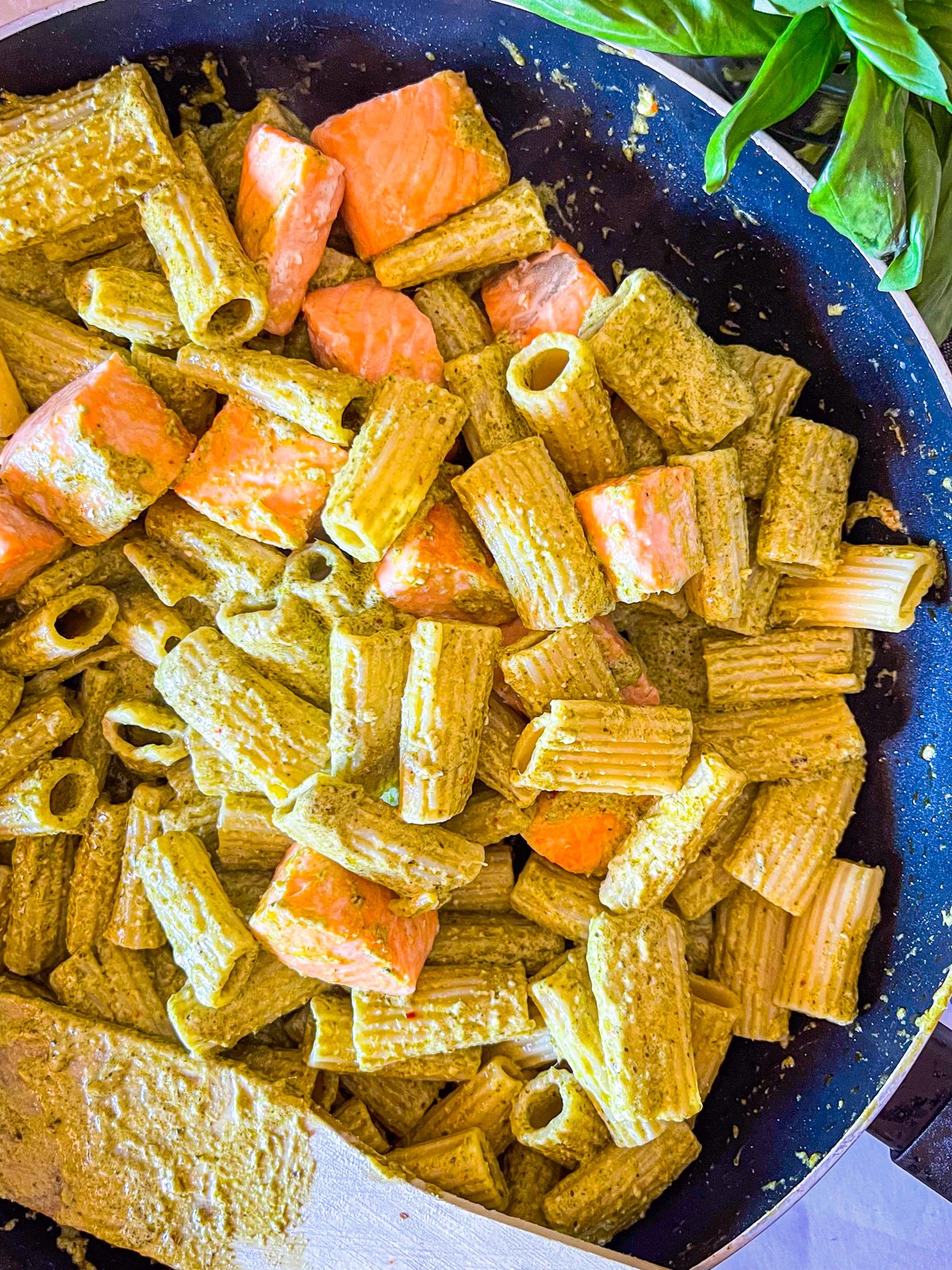 Pâtes et saumon dans la sauce dans une poêle.