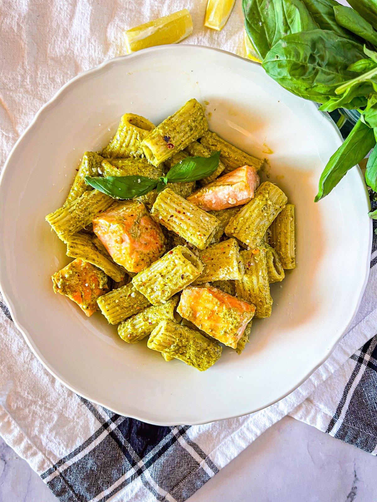 pesto rigatoni au saumon dans un bol.