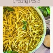 Pâtes de pesto dans une poêle.