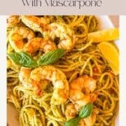 Pâtes de crevettes à pesto dans un plateau.