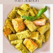 Pâtes de pesto au saumon dans un bol.