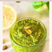 petit pot en verre plein de pesto vert vibrant.