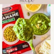 Edamame pesto sur une table avec edamame à côté du basilic, du parmesan et du citron.