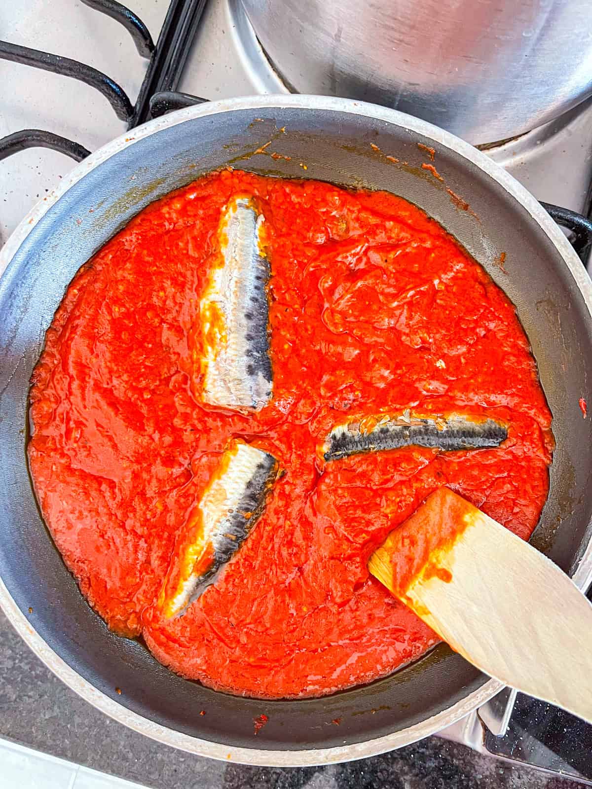 Sardine et Marinara cuisinaient dans une poêle.