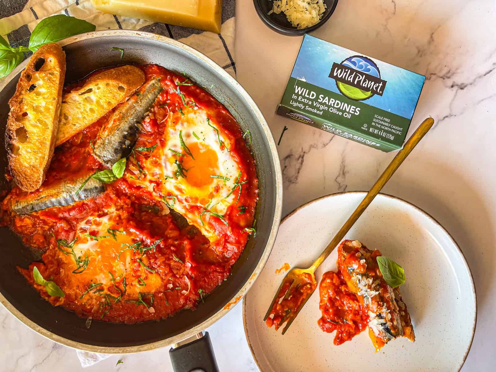 Planchette de sardines de petit-déjeuner impertinentes avec du pain grillé.