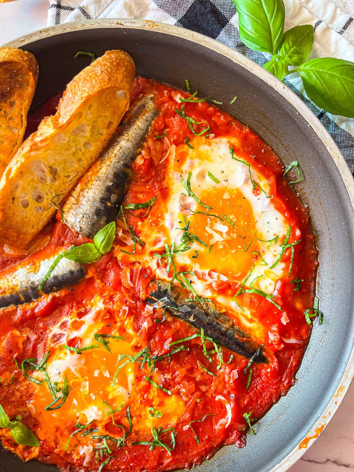 La sardine en purgatoire est disposée sur une table.