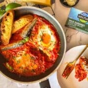 La sardine en purgatoire est disposée sur une table.