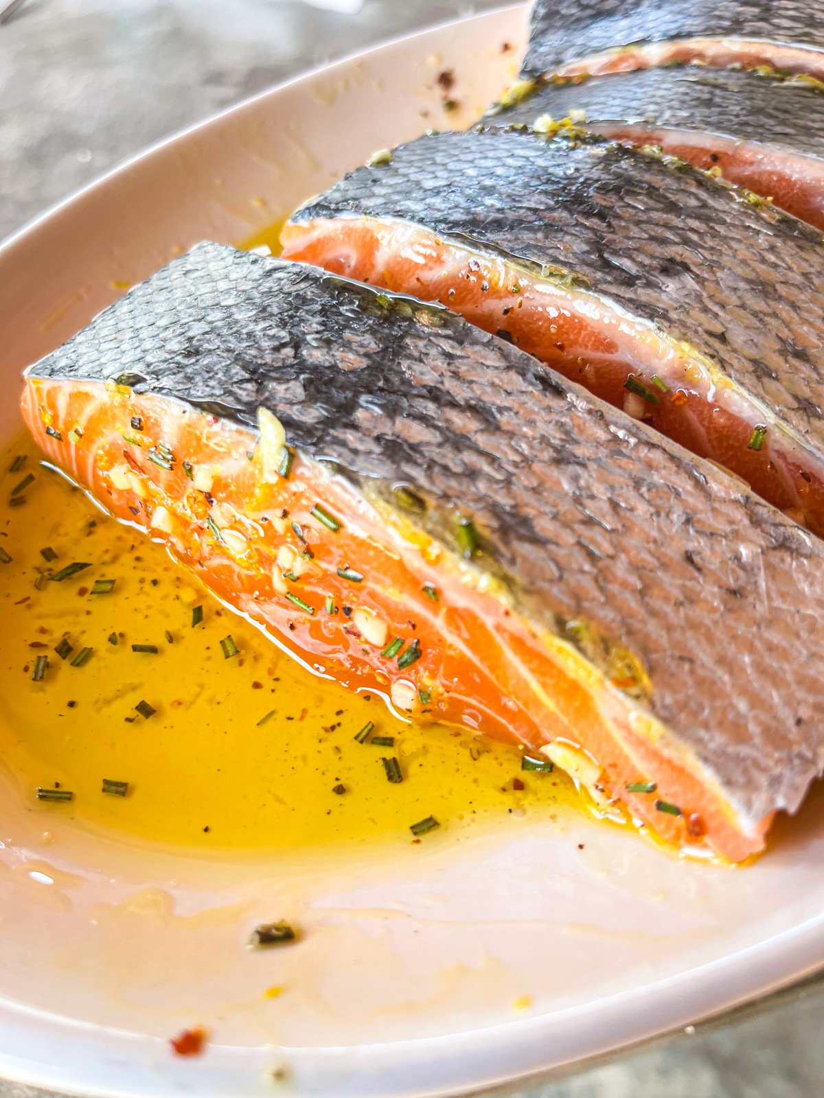 Saumon mariné dans une marinade aux herbes.