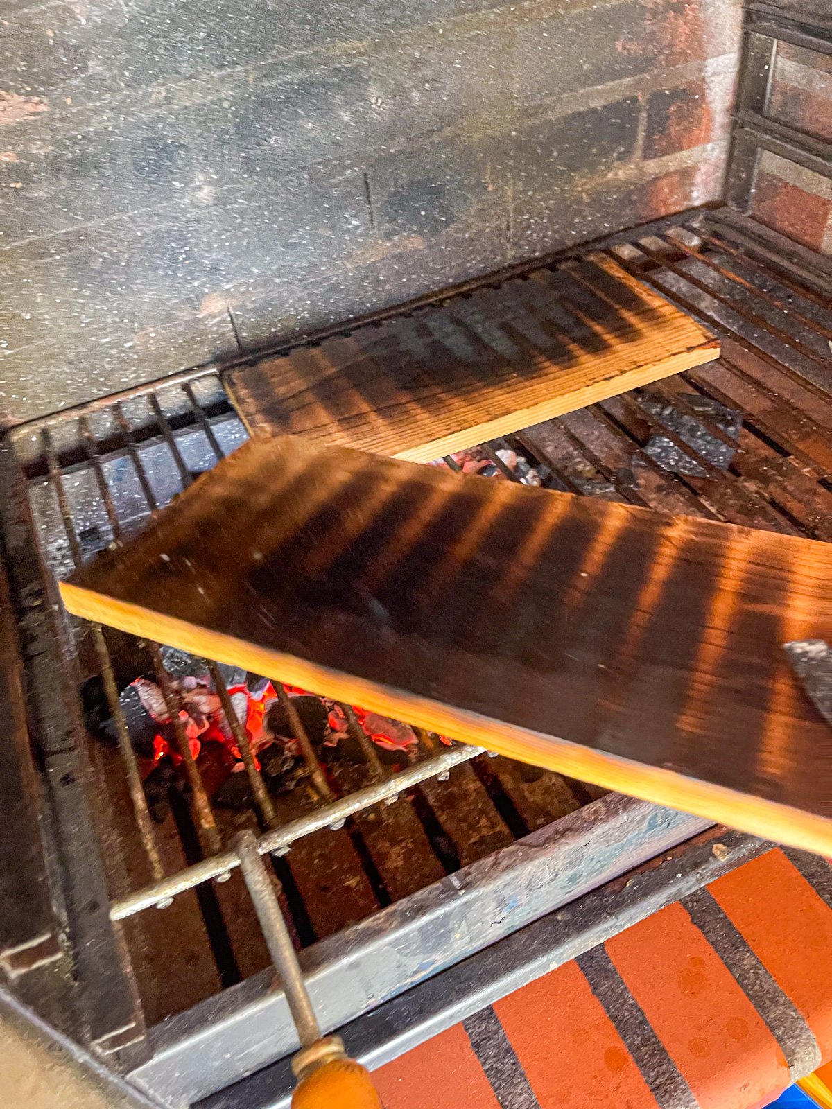Planches de cèdre grillées jusqu'à carbonisation.