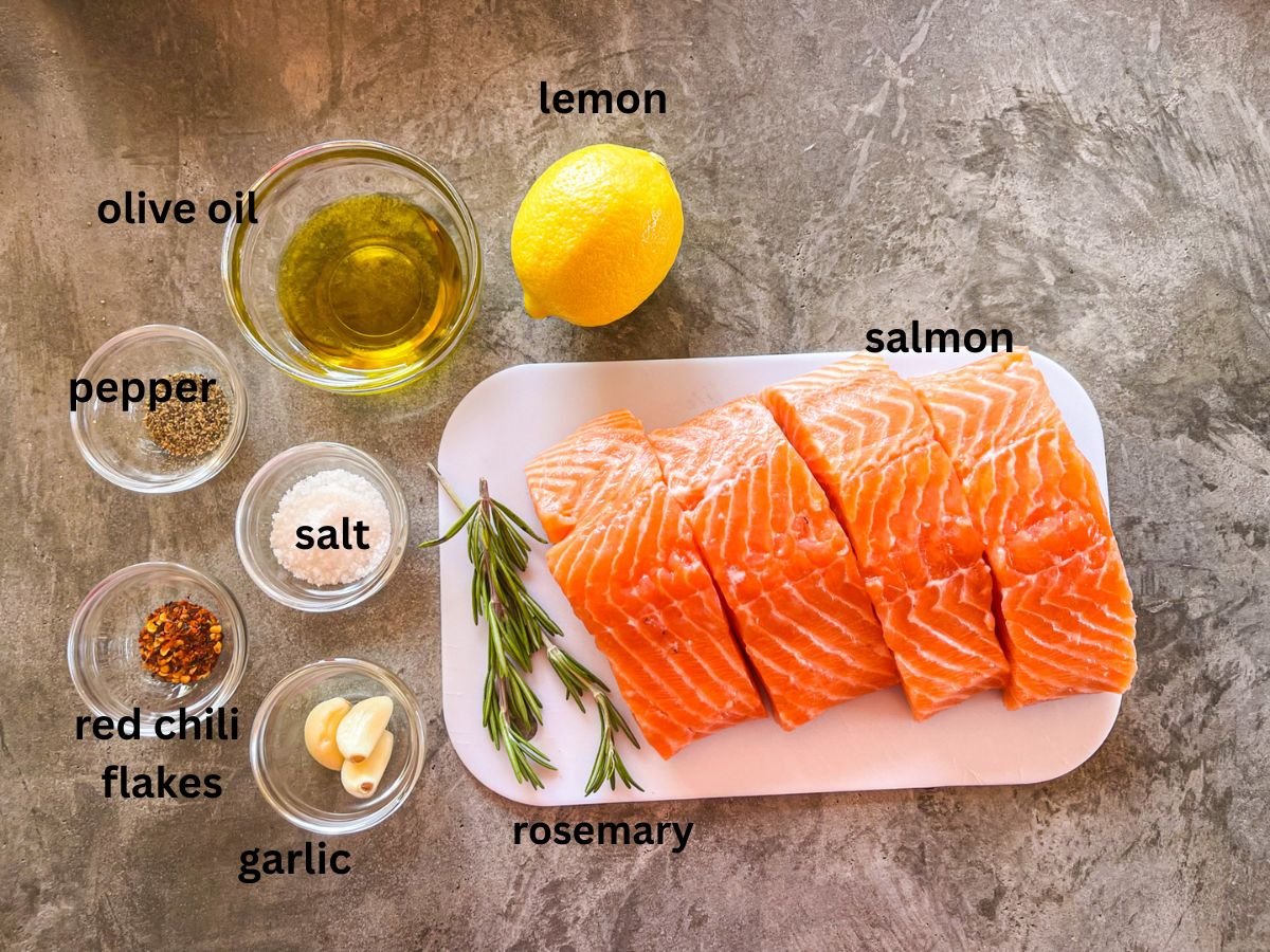 Ingrédients pour le saumon en planche de cèdre sur une table.