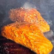 deux morceaux de saumon grillés sur des planches de cèdre.