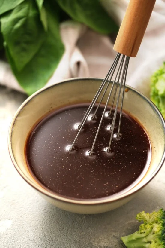 Préparez la sauce pour les nouilles ivres