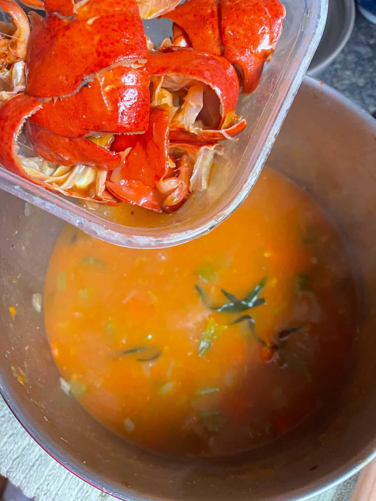 Après avoir mijoté avec le bouillon et l'estragon, retirez les gros morceaux de coquille avant de mélanger jusqu'à obtenir une consistance complètement lisse.