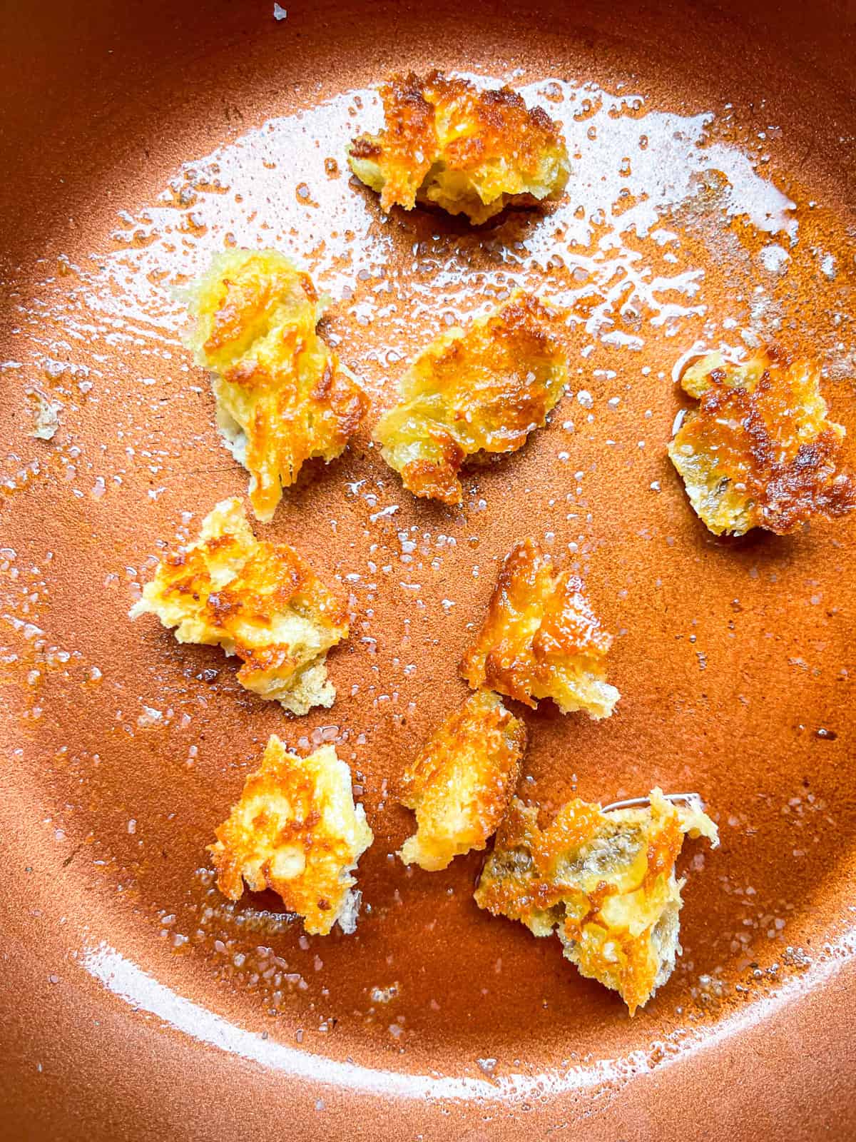 croûtons préparés à la poêle.