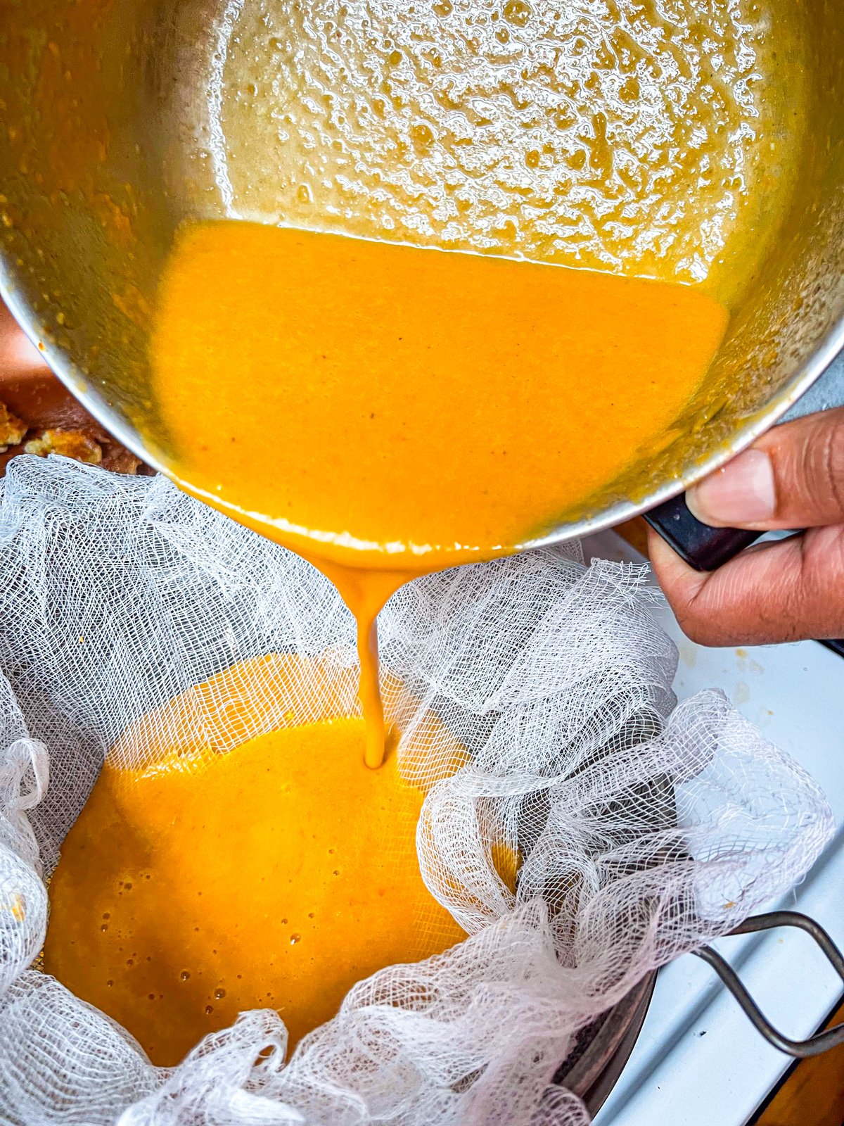 Passer 2 couches d'étamine dans un tamis à mailles fines - cela élimine les fragments de coquille tout en gardant la bisque épaisse et veloutée.