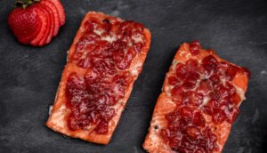 Saumon grillé aux fraises, aigre-doux – Wild For Salmon