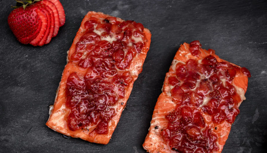 Saumon grillé aux fraises, aigre-doux – Wild For Salmon