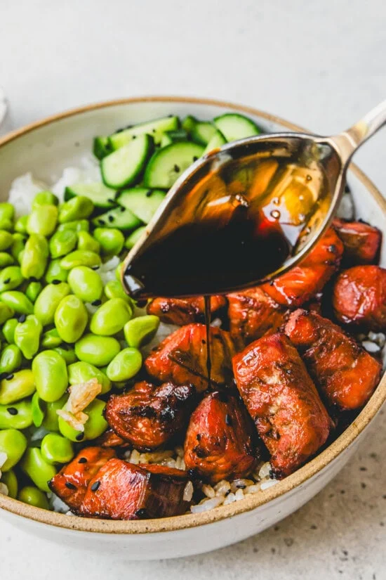 Verser le glaçage sur le saumon