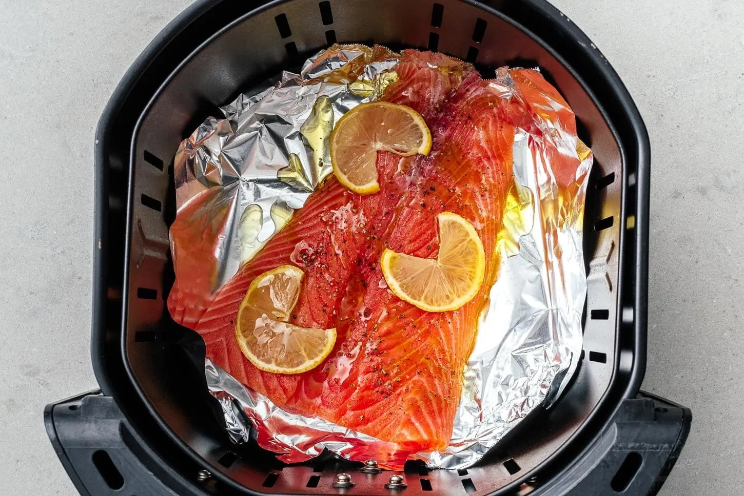 Saumon au citron sorti de la friteuse à air