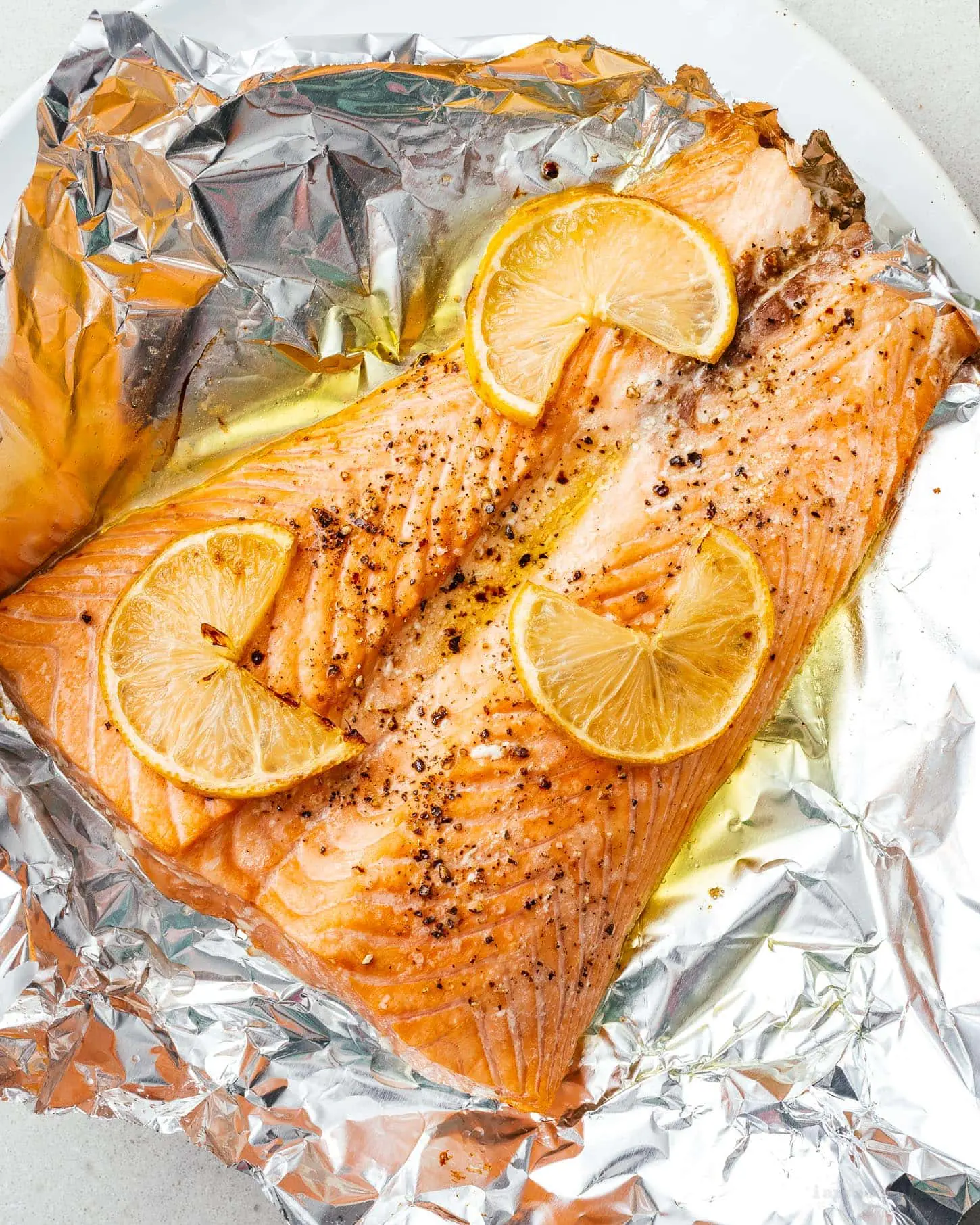 Saumon assaisonné dans le panier de la friteuse à air