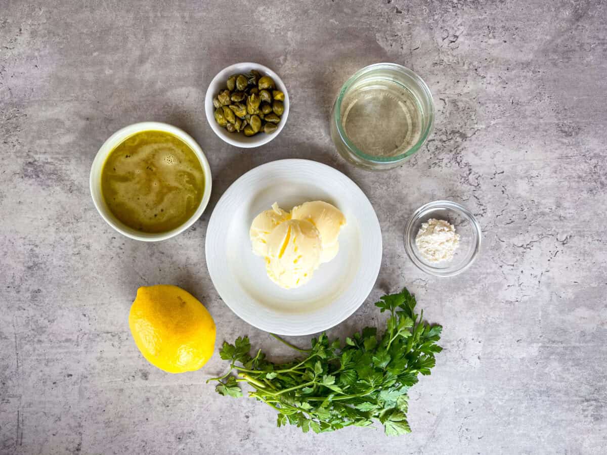 Ingrédients pour la sauce piccata sur une table.