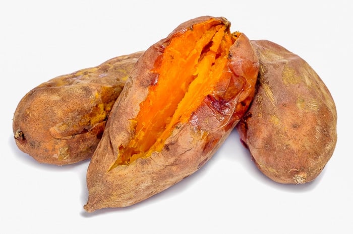 quelques patates douces rôties sur fond blanc