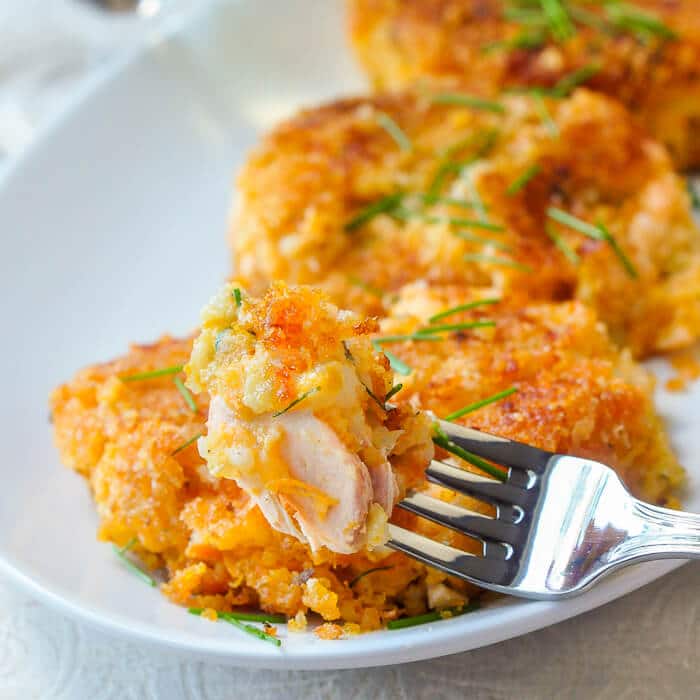 Galettes de saumon aux patates douces recouvertes d'un enrobage de pankp croustillant.