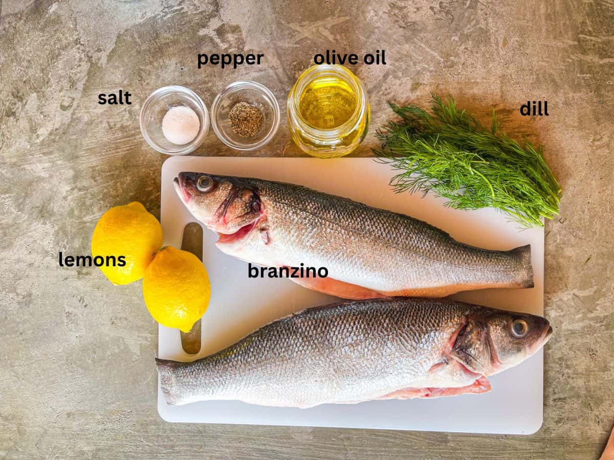 Ingrédients pour branzino grillé entier sur une table.
