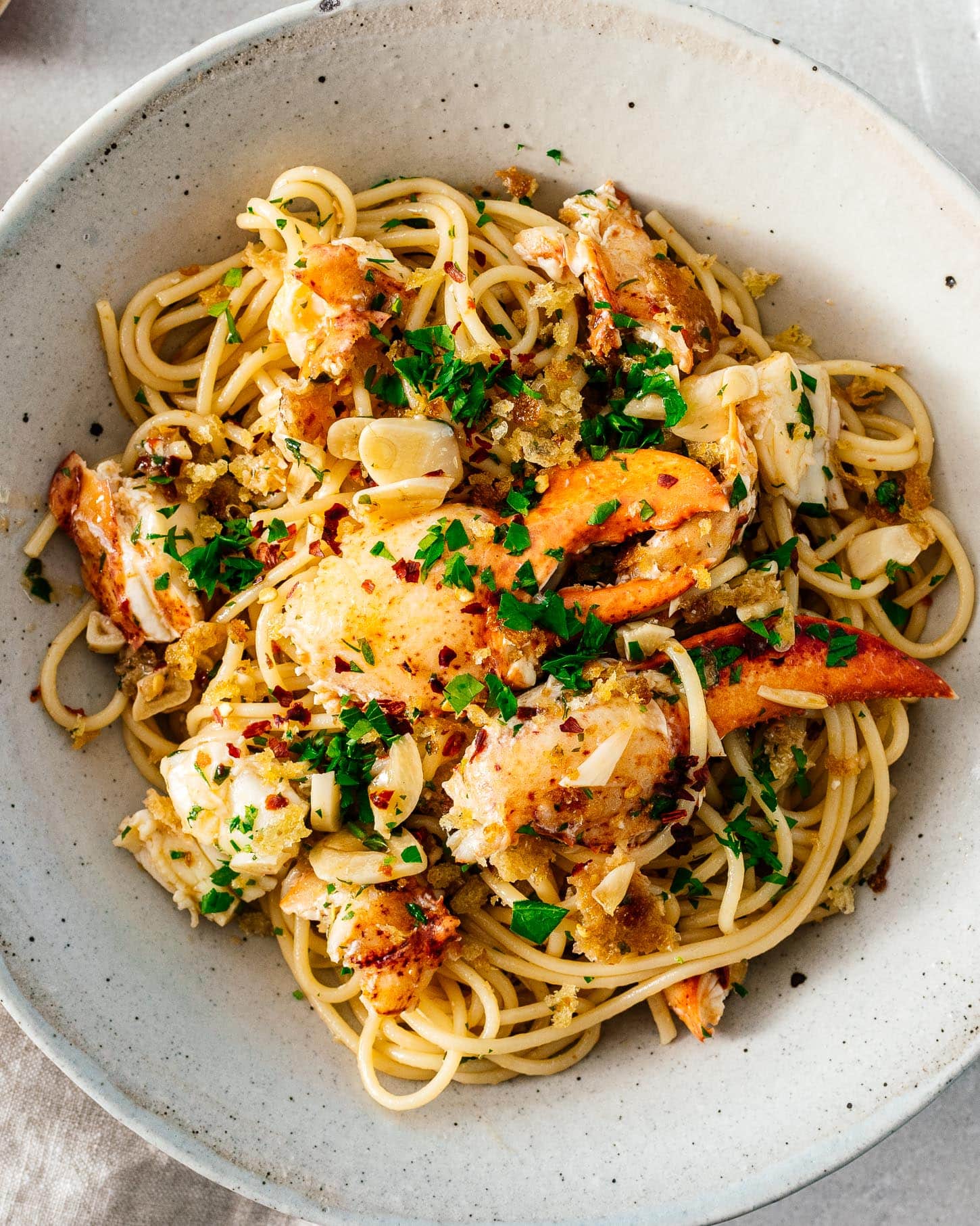 Pâtes au homard dressées dans une assiette creuse