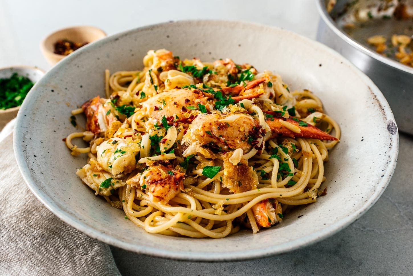 Spaghettis au homard dans la poêle