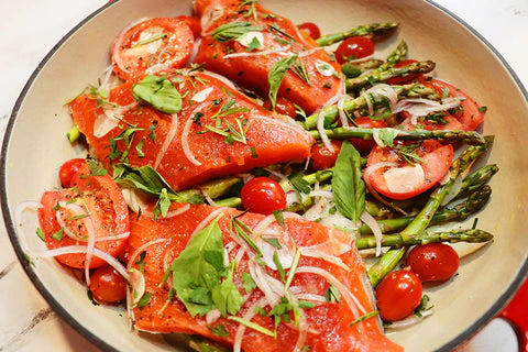 Saumon rouge rôti au four Primavera avec gremolata d'artichauts