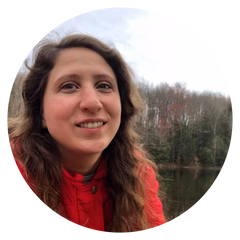 Chef Nicole devant l'eau et la limite des arbres