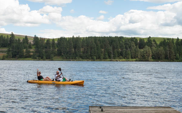 Jen et McGyver frappent le lac