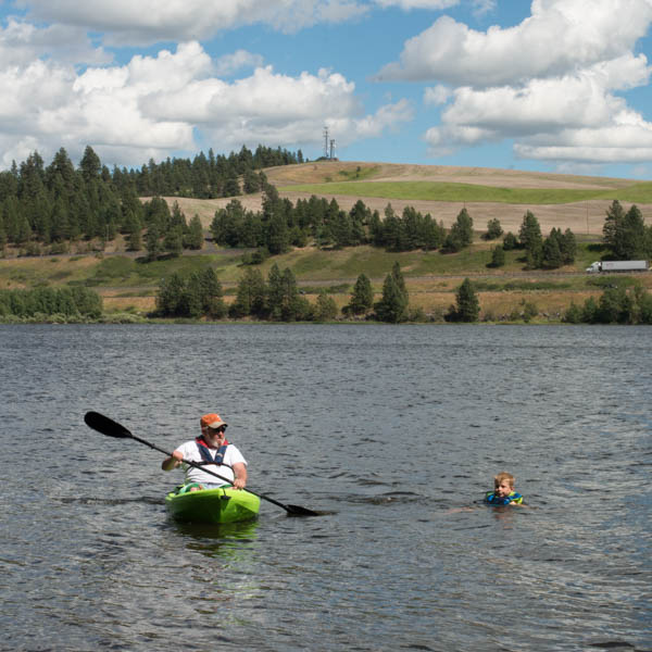 Ce lac était gelé... évidemment pas de problème pour un enfant qui veut harceler McGyver. 