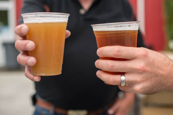 Parce que la dégustation de vin ne suffisait pas, les garçons buvaient aussi de la bière.