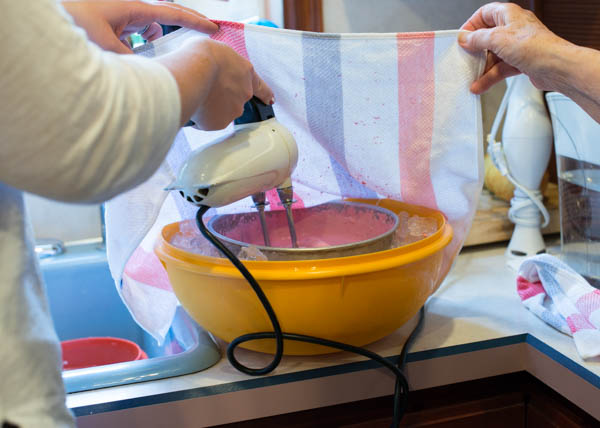 Battre pendant dix minutes. Si vous utilisez un mixeur plus vieux que vous et qui pèse une tonne, vous souhaiterez peut-être l'éteindre. La serviette permet de contrôler les éclaboussures.