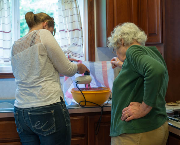 Placez un bol dans un bol plus grand, entourez-le de glace et de sel glacé, ajoutez la pâte dans le bol et battez.