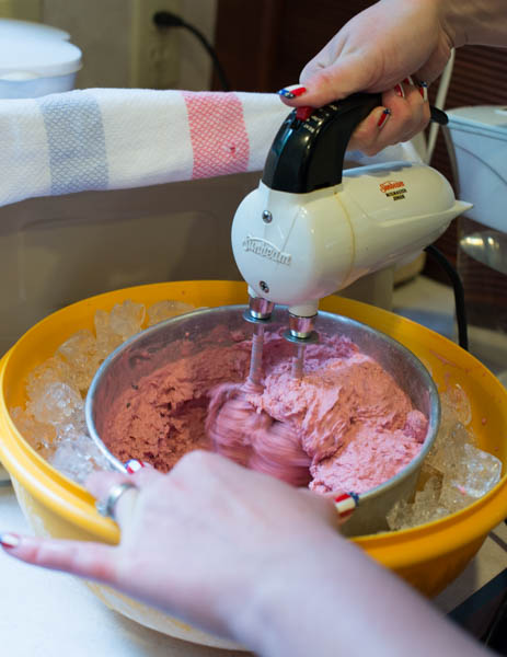 Battez encore 5 minutes, la glace aura une viscosité de crème glacée douce.