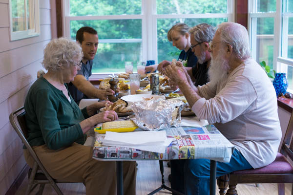 Chow time dans le nouveau porche arrière couvert.