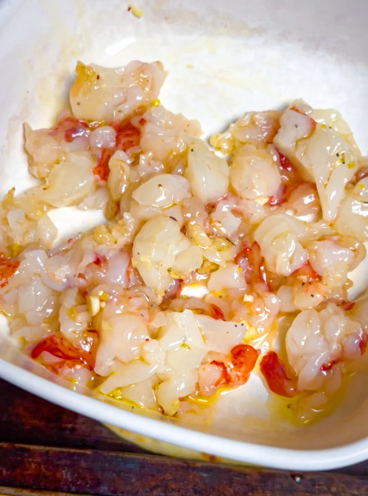 Homard mariné dans un bol.