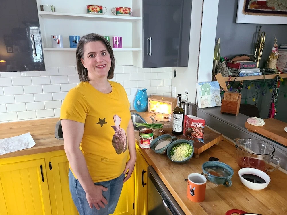 Courtney Howell dans la cuisine des studios Grate's Cove