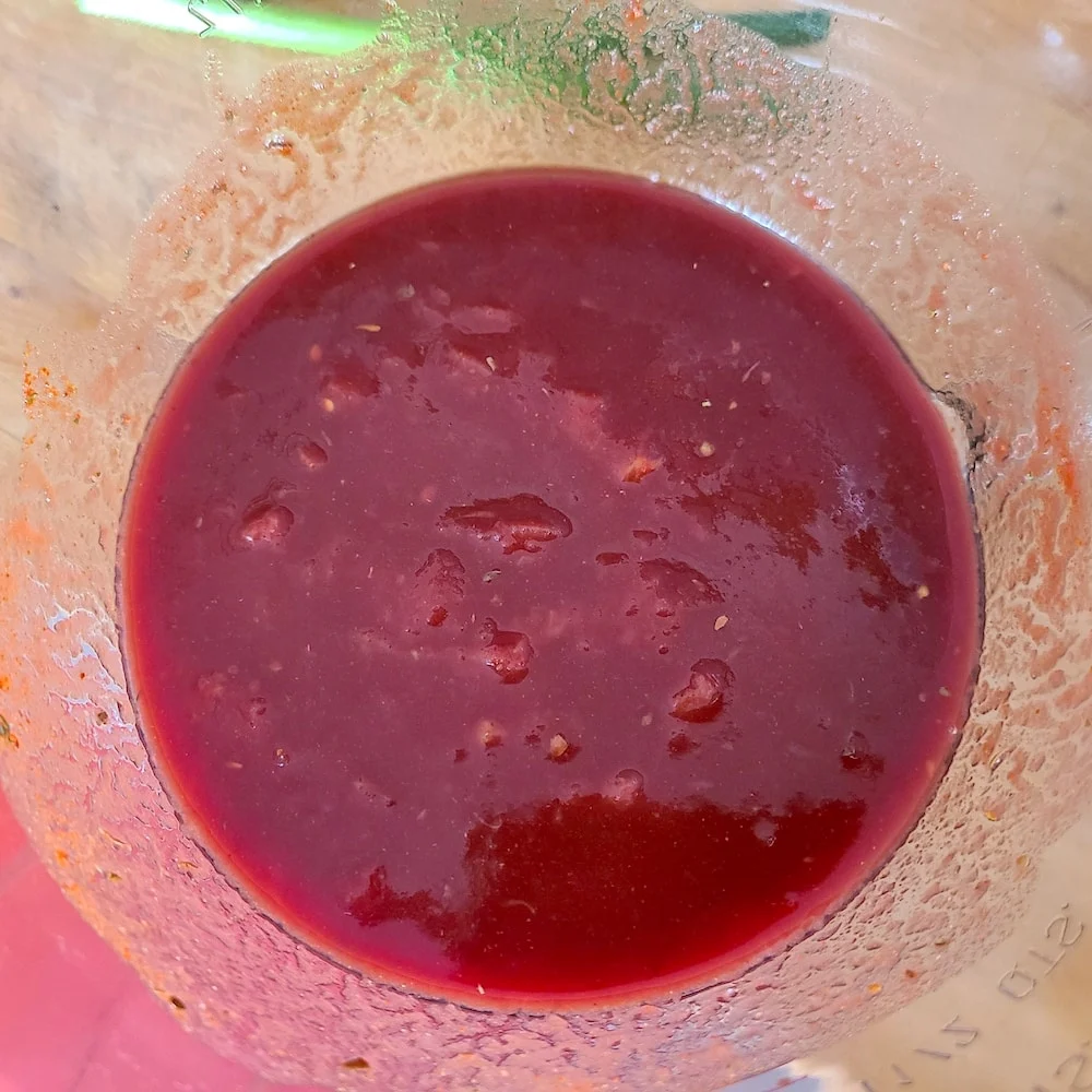 Le mélange de tomates, porto et épices