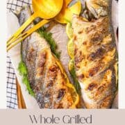 2 poissons entiers grillés sur une assiette à côté d'une cuillère.