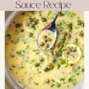 Sauce piccata dans une casserole.