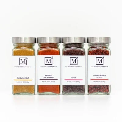 Bouteilles de ras el hanout, mélange d'épices baharat, sumac et flocons de piment d'alep du plat méditerranéen.