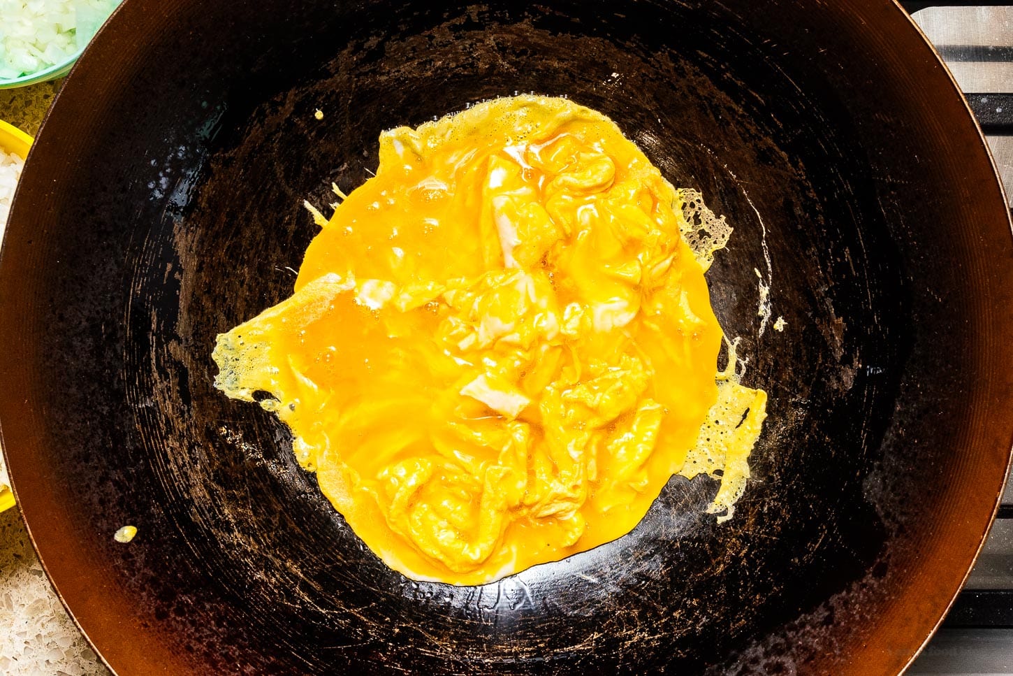 faire frire l'œuf dans un wok | www.iamafoodblog.com