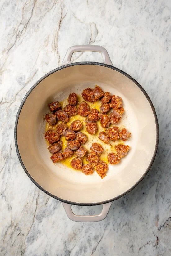 Vue aérienne de la cuisson du chorizo ​​au four hollandais