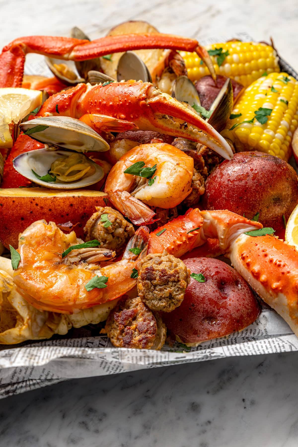 Gros plan de fruits de mer bouillis avec pattes de crabe, chorizo, crevettes et palourdes